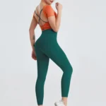 Conjunto desportivo com leggings e t-shirt de manga curta