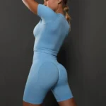 Conjunto desportivo com calções e top curto sem costuras