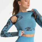 Top curto desportivo em malha camuflada